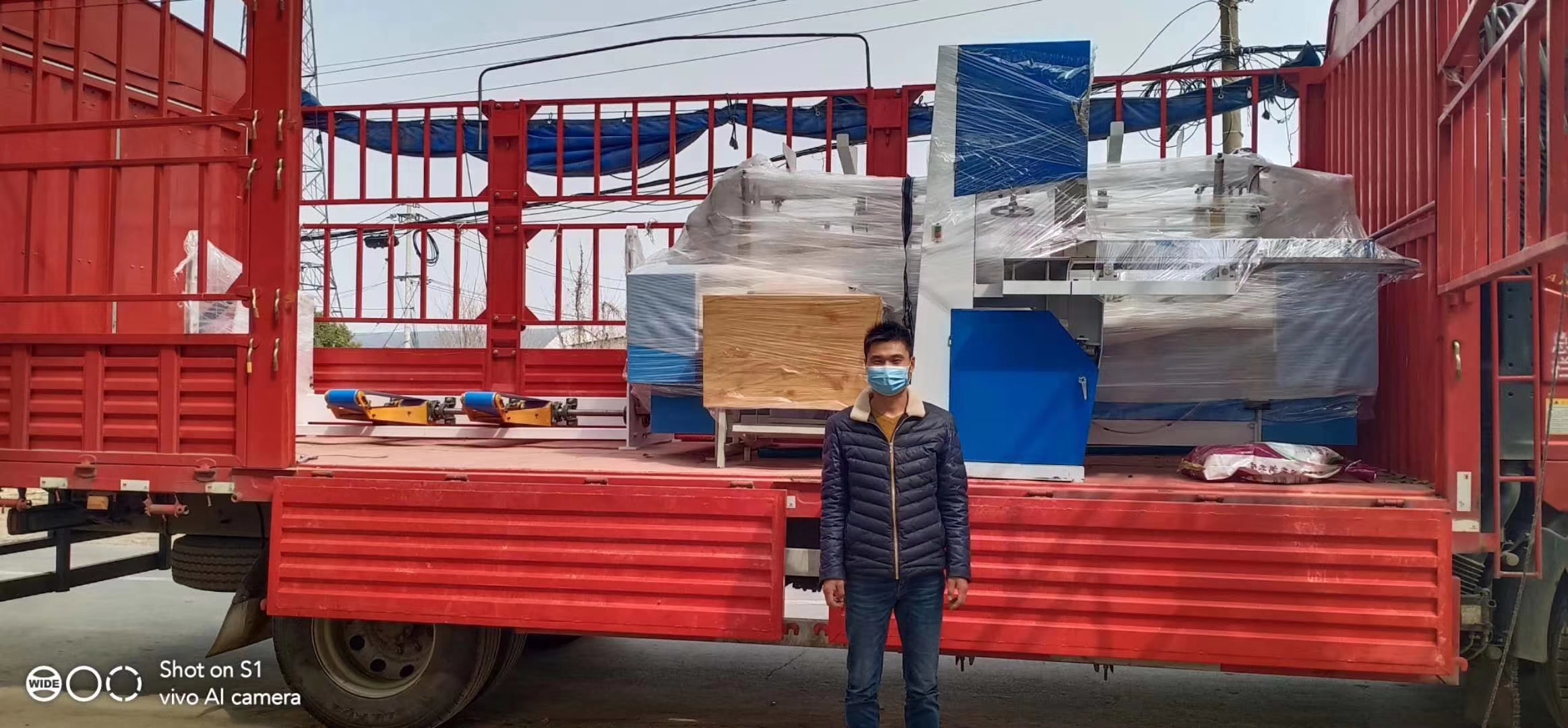 河南駐馬店客戶高配1880型號衛(wèi)生紙復卷機發(fā)貨