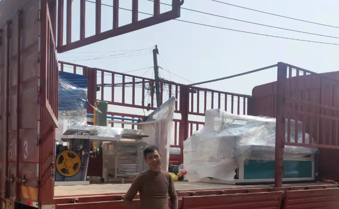 陜西延安朱總喜提1880全自動(dòng)衛(wèi)生紙復(fù)卷機(jī)，預(yù)祝朱總生意興隆，財(cái)源廣進(jìn)